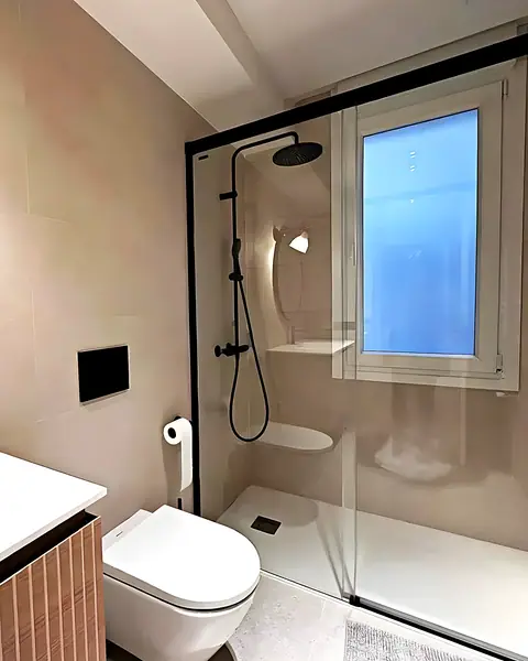 Ducha con mampara de perfil negro, rociador de techo y ventana
