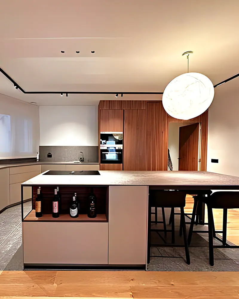 Cocina con isla, lámpara de globo, carril de focos y columnas de madera